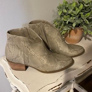 American Eagle booties